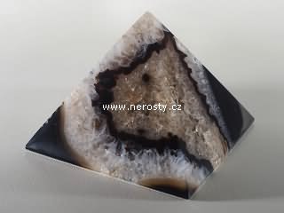 achát, pyramida